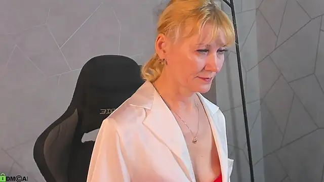 Julie Lucas online show from April 21, 2026, 12:34 am