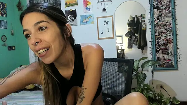 miafoxmia online show from April 7, 2026, 9:04 pm