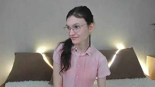 ThoraMarola online show from March 26, 2026, 5:13 am