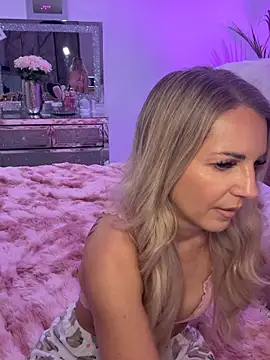 Snapshot of JulieSol chatting on February 10, 2026, 8:18 am JulieSol online show from February 10, 2026, 8:18 am