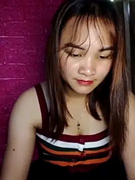 Lisakeem online show from April 22, 2026, 3:42 am