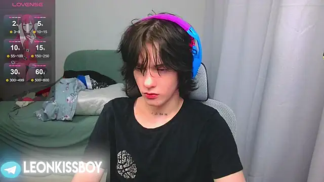 LeonBoykisser online show from April 15, 2026, 4:14 pm