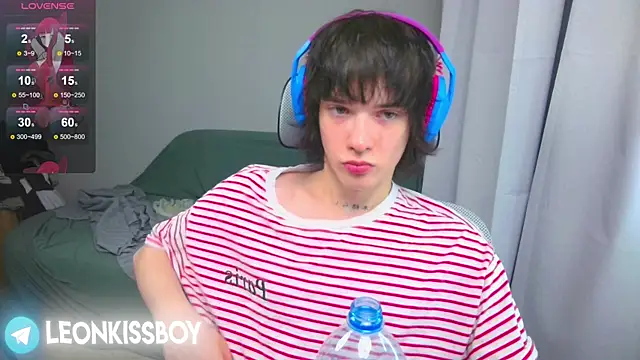 LeonBoykisser online show from April 20, 2026, 6:53 pm