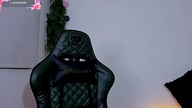 Noaah25  online show from April 3, 2026, 4:54 am