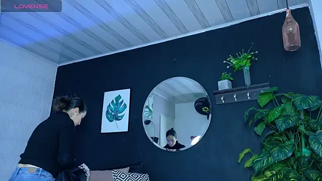 Noaah25  online show from April 23, 2026, 3:19 am