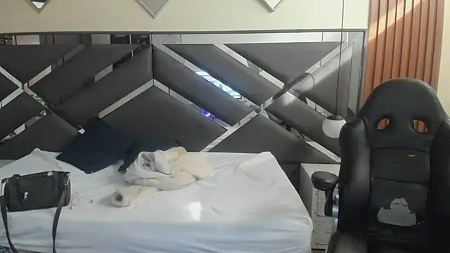 Ambarross  online show from March 21, 2026, 12:43 pm