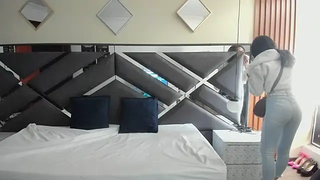 Ambarross  online show from March 22, 2026, 12:19 pm