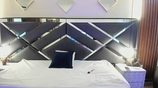 Ambarross  online show from April 6, 2026, 1:23 pm