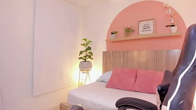 ivette swan online show from April 21, 2026, 7:50 pm