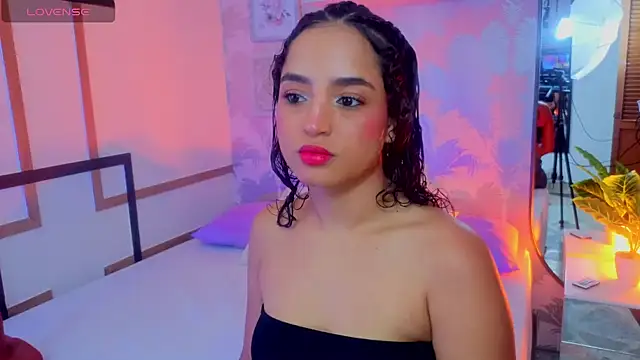 Emma Thompssonn online show from April 20, 2026, 11:57 am