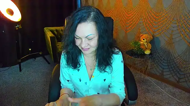 Snapshot of IrissMoon chatting on May 13, 2026, 5:27 am IrissMoon online show from May 13, 2026, 5:27 am