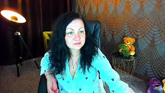 Snapshot of IrissMoon chatting on May 20, 2026, 4:13 pm IrissMoon online show from May 20, 2026, 4:13 pm