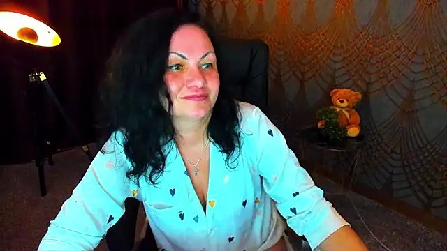 Snapshot of IrissMoon chatting on May 21, 2026, 4:19 am IrissMoon online show from May 21, 2026, 4:19 am