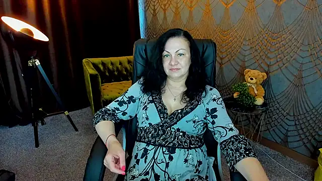 Snapshot of IrissMoon chatting on June 3, 2026, 5:43 am IrissMoon online show from June 3, 2026, 5:43 am