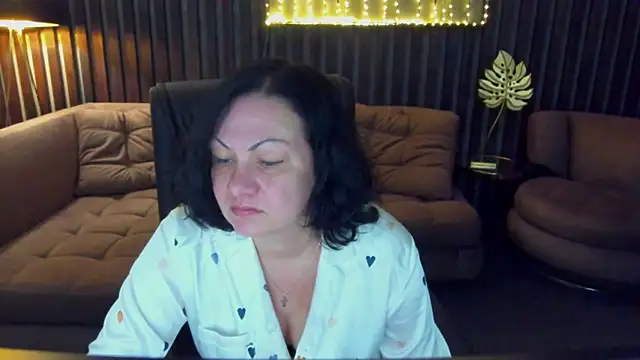 Snapshot of IrissMoon chatting on June 7, 2026, 5:44 am IrissMoon online show from June 7, 2026, 5:44 am