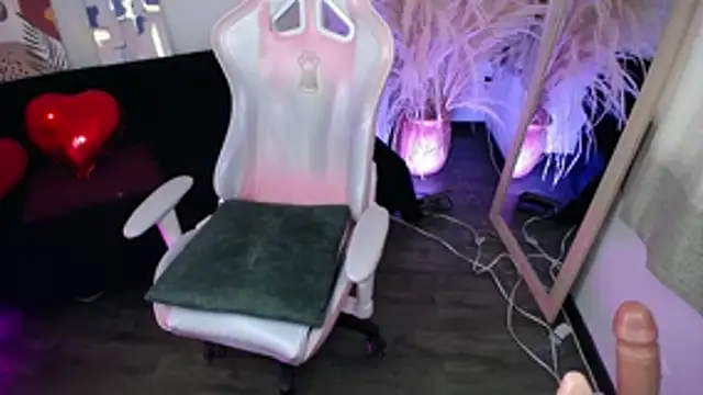 teylo80as online show from April 18, 2026, 7:07 pm