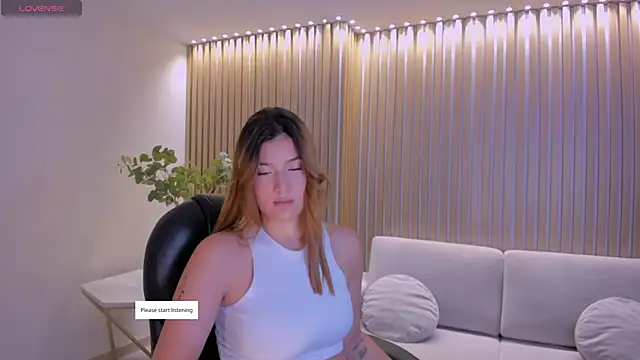 BellaThompsonX online show from May 3, 2026, 4:07 am