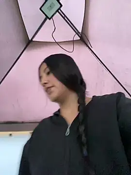 StrawberryPink  online show from April 2, 2026, 10:57 am