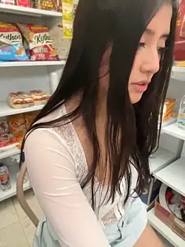 StrawberryPink  online show from April 17, 2026, 11:24 am