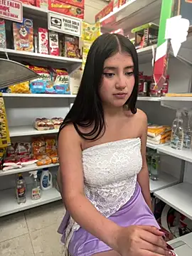 StrawberryPink  online show from April 18, 2026, 11:25 am