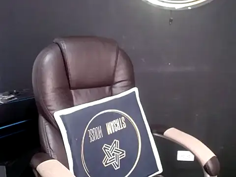 luisandri  online show from February 3, 2026, 10:26 pm