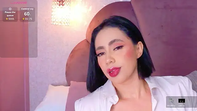 Snapshot of Sienna-Gold chatting on July 6, 2026, 1:30 pm Sienna-Gold online show from July 6, 2026, 1:30 pm