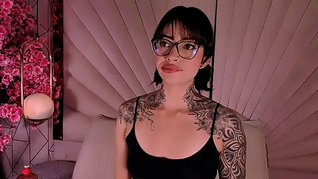 JuneCollins online show from April 21, 2026, 2:01 pm