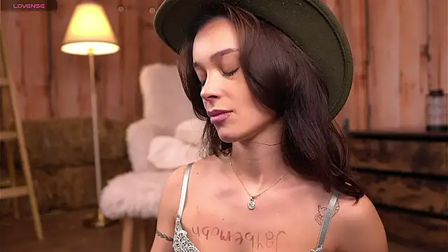 SweetRossie online show from February 6, 2026, 4:28 am