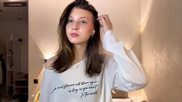 LouiseChavez online show from April 21, 2026, 2:45 pm