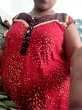 Snapshot of Hot-Tinaa chatting on May 7, 2026, 9:25 am Hot-Tinaa online show from May 7, 2026, 9:25 am