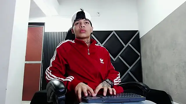 Dogan Renzo0 online show from January 17, 2026, 8:01 pm