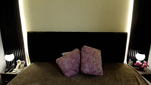 IvonneRoss  online show from March 13, 2026, 12:12 pm