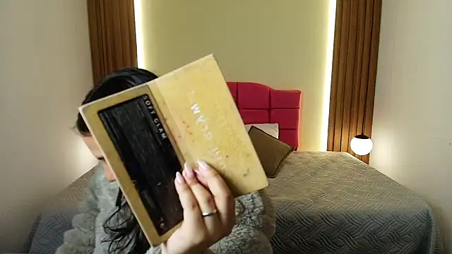 IvonneRoss  online show from April 21, 2026, 11:49 am