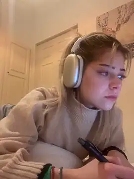 Snapshot of MelliMoon chatting on March 6, 2026, 4:58 pm MelliMoon online show from March 6, 2026, 4:58 pm