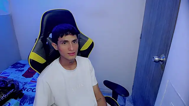 Akyra latinn online show from February 26, 2026, 9:47 pm