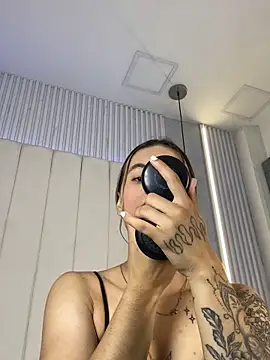 JuliaColemann online show from April 19, 2026, 12:04 pm