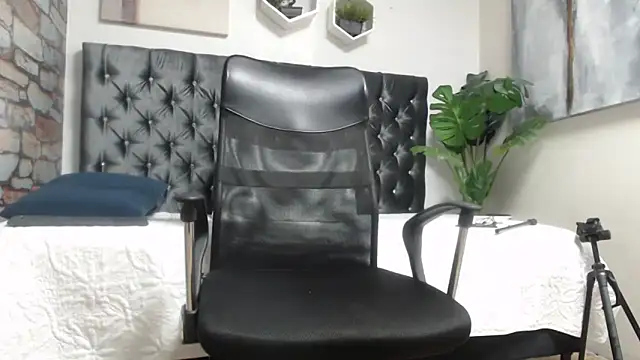 Tobias Vega online show from April 24, 2026, 10:12 pm