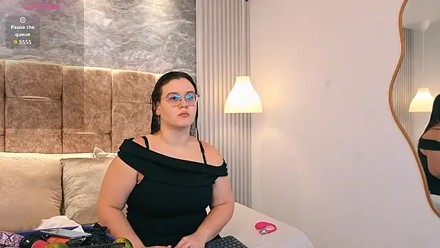 zoe hugeboobs online show from March 4, 2026, 12:00 pm