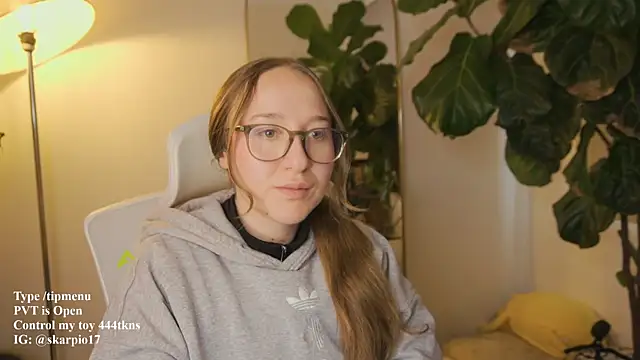 Scarlett NoirMuse online show from April 13, 2026, 9:31 pm