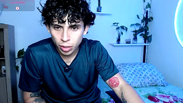 Magnuz Col online show from April 21, 2026, 1:42 am