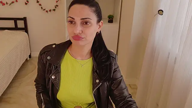 LovelyBeatrice online show from April 20, 2026, 11:57 am