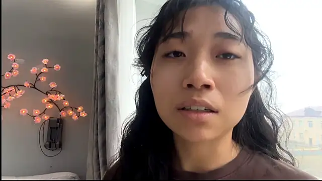 SweetMiaXO online show from April 21, 2026, 1:42 am