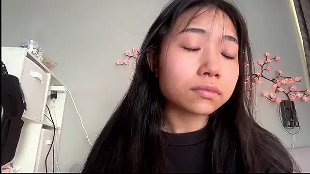 SweetMiaXO online show from April 21, 2026, 10:12 pm