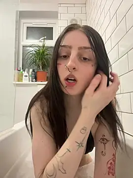 bellaxlauren online show from April 19, 2026, 9:28 pm