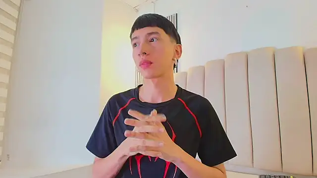 lian cameron online show from April 18, 2026, 3:54 am