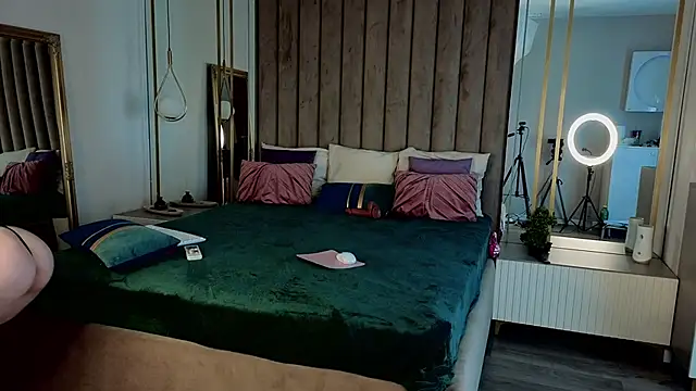 MavisReeve online show from April 13, 2026, 10:43 am