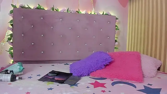 Melanie  Evans online show from April 21, 2026, 10:54 am