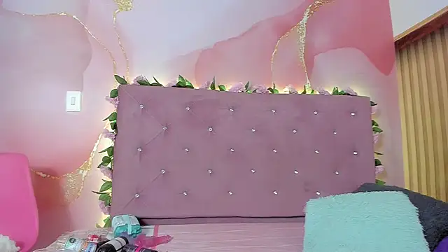 Melanie  Evans online show from April 22, 2026, 11:01 am