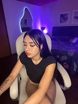 scarlett pinkk1 online show from April 23, 2026, 3:19 am