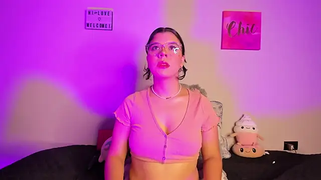 Snapshot of ViolettM chatting on March 9, 2026, 4:05 am ViolettM online show from March 9, 2026, 4:05 am